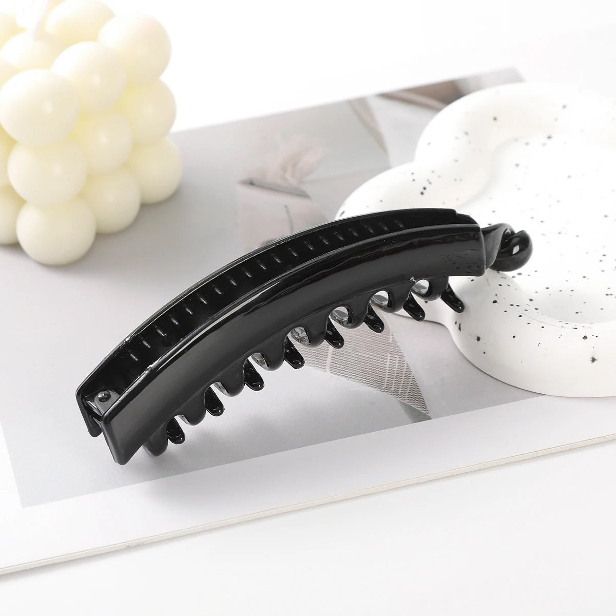 Curved hair claw clip